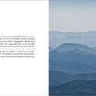 Text über Abendstimmung und Berglandschaft. Rechts eine pastellfarbene Illustration mit mehreren Bergsilhouetten.
