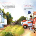 Feli Fuchs erklärt ihre Notärztin-Rolle. Links ein Waldkrankenhaus, rechts Feli neben einem Krankenwagen.