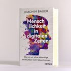 "Menschlichkeit in digitalen Zeiten" von Joachim Bauer. Bunte Silhouette eines Kopfes mit abstrakten Farbklecksen.