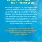Text: "SIE WILL EIN NEUES LEBEN ANFANGEN. ER KANN IHR ALTES NICHT VERGESSEN." Hintergrund in Blau.