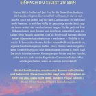 "ES BRAUCHT DEN größten MUT, EINFACH DU SELBST ZU SEIN" vor blauem Hintergrund mit Strand-Szene als Illustration.