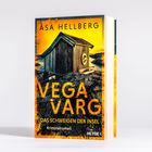 Titel: "VEGA VARG - DAS SCHWEIGEN DER INSEL" von ÅSA HELLBERG. Ein Kriminalroman. Cover zeigt eine einsame Hütte auf Felsen bei Sonnenuntergang.