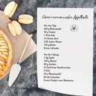 Rezept für "Caros normannische Apfeltarte", Zutaten für Teig und Füllung. Neben einem Stück Apfeltarte und Apfelscheiben.