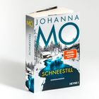 "Spiegel Bestseller-Autorin", "Johanna Mo", "Schneestill", Winterlandschaft mit Schnee und Fluss, Häuser im Hintergrund.