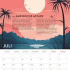 Text: „Aus: Karibische Affäre“. Monat: Juli. Illustration: Palmen vor einem Sonnenuntergang am Meer.