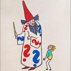 Ein Zauberer mit rotem Hut, bunten Fragezeichen auf dem Gewand, steht mit einem Kind mit blonden Haaren.