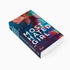 Text „MOST HATED GIRL“, „KRISTY LOCKWOOD“, „ROMAN“. Nahaufnahme einer Frau auf farbenfrohem Buchcover.