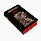 „DAPHNE DU MAURIER“ oben in Gelb, „Rebecca“ darunter in Rot. Zentrales "R" mit floraler Verzierung. Schwarzer Hintergrund.