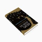 Buchtitel: "THE GREAT GATSBY". Goldene, dekorative Art-Deco-Illustration mit Sternen und einer eleganten Frauensilhouette.