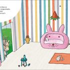 Ein Raum mit bunten Streifenwänden. Ein kleiner Hase schläft auf einer Decke. Andere Hasen schauen durch die Tür.