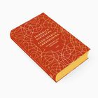 Auf dem roten Buchdeckel steht: "FRIEDRICH NIETZSCHE ALSO SPRACH ZARATHUSTRA EIN BUCH FÜR ALLE UND KEINEN INSEL." Verschnörkeltes Muster.
