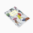 "Ein kleiner Regen macht nicht nass" steht auf einem Buchcover. Gemalte Menschen mit farbigen Regenschirmen bei Regen.