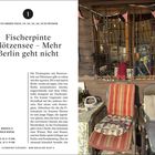 Logo: "Fischerpinte Plötzensee – Mehr Berlin geht nicht". Dekorative Stühle und Tisch mit Radio vor Holzwand.