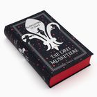 "Alexandre Dumas, Die drei Musketiere" auf schwarzem Buchcover mit rotem Seitenschnitt, ziert ein großes Fleur-de-Lis.