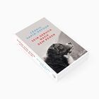 Auf dem Buchcover steht: "CÉDRIC SAPIN-DEFOUR SEIN GERUCH NACH DEM REGEN". Ein Hund schaut nach oben.