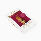 „DER DACKEL“, „Großes Herz und kurze Beine“, ein Dackel mit braunem Fell auf rotem Hintergrund, Text im Kreis.