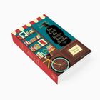 Titel: "Der Club der letzten Buchhändler". Illustration mit Bücherregalen, einer Lupe, einem Fahrrad und einem Schild.