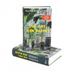 „EIN ORT, DER BLEIBT“ von Sandra Lüpkes. Cover: Person in Gewächshaus, Pflanzen und große Fenster.