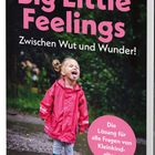 "Big Little Feelings: Zwischen Wut und Wunder!" Ein Kind in rotem Regenmantel und Gummistiefeln streckt die Zunge raus.