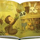 Ein Affe hält ein Chamäleon, umgeben von Tiermasken an einer Wand; ein Schild sagt "TAUSEND TOLLE TARNUNGEN".