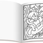 Illustration: Ein Kind und ein Leopard schlafen gemütlich zusammen auf einem Ast in einem Baum, umgeben von Blättern und Ästen.