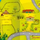 Texte: "Der Märchenhof", "Wimmelingshausen", "Pferdestele", "Wiese 1", "Wiese 2", "Reitplatz", "Hühnerhaus", "Waschplatz". Eine bunte, illustrierte Karte eines Bauernhofs mit Gebäuden, Wegen und einem See.