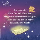 Ab 9 Jahren. Du hast ein Herz für Keksdrachen? Illustration: Niedlicher Drache, magische Kulisse und ein offenes Buch.