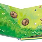 Text: "Wir knuddeln und lachen, wir kugeln durchs Gras..."  
Illustration: Zwei Igel und bunte Schmetterlinge auf einer Wiese.