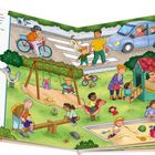 Oben links: "Auf dem Spielplatz ist immer was los!" Darunter Bilder mit Bezeichnungen: Laufrad, Hut, Puppe, Blume, Sandspielzeug, Amsel. Kinder spielen fröhlich auf einem Spielplatz mit Schaukeln, Rutschen und im Sandkasten.