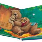 Text: „Noch eine Geschichte? – Na gut, aber schnell! Komm her, setz dich zu mir! Ich kraule dein Fell...“  
Illustration: Bärenfamilie unter Baum.