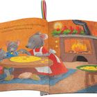 Text: „Zum Weihnachtsfest sticht Mama Maus die schönsten Käsekekse aus.“ Illustration: Mäuse backen vor Kamin.