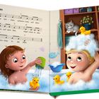 "Alle meine Entchen" steht über einer Notenzeile. Zwei lachende Kinder spielen fröhlich in einer Badewanne mit Enten und Schaum.