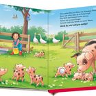 Ella hilft einem Ferkel aus dem Trog. Eine Frau und ein Kind stehen auf einer Wiese mit Ferkeln, Enten und Blumen.