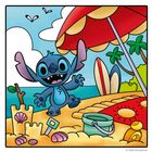 Ein blaues Wesen tanzt fröhlich am Strand neben einem roten Sonnenschirm, Surfbrettern und einer Sandburg.