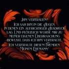 „Ich weiss nicht, was heimtückischer ist: die Menschen oder die Liebe. Letzten Endes werden dich beide enttäuschen.“ Hintergrund in dunklen Tönen mit orange-gelben Lichtpunkten.