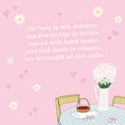 Text auf rosa Hintergrund: "Dir nahe zu sein, bedeutete, von dem verfolgt zu werden, was ich nicht haben konnte, und mich daran zu erinnern, wie verzweifelt ich dich wollte." Illustration von Tisch, Stuhl, Vase mit Blumen, Körbchen. Herzen und Gänseblümchen im Hintergrund.