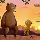 Ein großer Bär sitzt auf einem Ast neben einem kleinen Bären. Freunde wie Maus, Vogel und Igel sind dabei.