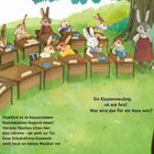 Ein Klassenzimmer voller Hasen mit Namensschildern auf den Tischen: Mia, Flo, Ivy. Ein neuer Schüler wird vorgestellt.