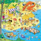 Zwei Textblasen, eine sagt: "Wo schwimmt das weiße Papierboot?", andere: "Klein-Luna wird plötzlich nassgespritzt. Siehst du sie?" Fröhliche Strand-Illustration mit spielenden Tieren, Eisstand, Rutsche und Fluss.