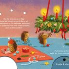 Ein weihnachtliches Zimmer mit Igeln, die einen Adventskranz schmücken. Ein Igel zündet die vierte Kerze an.
