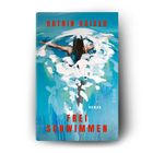 Titel: "FREI SCHWIMMEN". Autor: "KATRIN KAISER". Illustration: Rückansicht einer Person im blauen Wasser, umgeben von Gischt.
