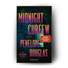 "Midnight Curfew" von Penelope Douglas. Rote "Spiegel Bestseller-Autorin"-Plakette. Gotische Architektur im Hintergrund.
