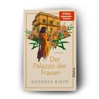 Der Text lautet: "Der Palazzo der Frauen", "Antonia Riepp", "ROMAN". Eine Frau vor einem Gebäude, umgeben von Blumen.