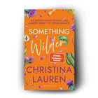 Buchcover mit Text: "Sie suchen einen Schatz und landen direkt im Gefühlschaos", "Something Wilder", "Christina Lauren".