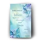Auf hellblauem Hintergrund stehen die Wörter: "Rabia Doğan, lilies woven through our lives, Roman, everlove." Mit lilienartigen Blumen verziert.