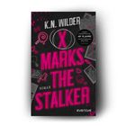 Text: "K.N. Wilder, X Marks the Stalker, Roman, everlove, Empfehlung: Ab 18 Jahre." Schwarzer Hintergrund, rosa Grafiken.