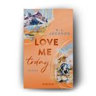 Text: „A.L. Jackson“, „LOVE ME today ROMAN“, „everlove“. Illustration mit Bergen und Frau in Westernkleidung.