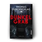 "THOMAS DURCHSCHLAG DUNKEL GRAB. Thriller. Ein offenes Grab im Wald bei Nacht, Vollmond beleuchtet die Szene."