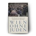 "Wien ohne Juden" in großen Buchstaben, darüber: "Die Metropole der Moderne als Laboratorium des Völkermords"; Menschenmenge im Hintergrund.