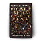 "Die Welt unter unseren Füßen" von Frank Ashwood. Illustration mit Wurzeln, Insekten und einem Maulwurf auf dunklem Hintergrund.